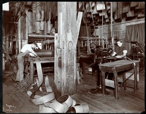 ニューヨークレザーベルト社（1905年または1906年）で革を扱う男性の内部ビュー（銀ゼラチンプリント）